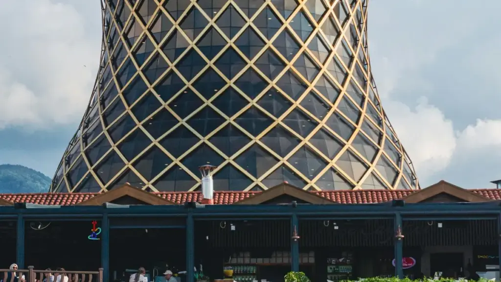 Amagezi ag’emu mu Luganda ku ngeri gy'osanga n’okukwatagana ne brand za Ukraine ku Discord okukola reviews za beauty ne skincare. Practical, local, ne privacy tips.