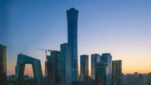 Omuwandiisi omulimu ogw'okutunda mu Uganda agasoma enkola ez'obulamu, okuwandiika n'okufuna Ecuador Disney Plus creators abajjuza amafuta ag'okuwandiika ku beauty bloggers.