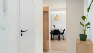 Oyagala okukwata brand za Saudi ku Etsy? Wano waliwo enkola ekozesebwa, emikutu egikola bulungi, n’engeri y’okwewala DM ezitambula bubi.