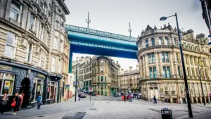 Omulongozi wa Uganda ayagala kuwandiikira brands za U.S. ku Netflix alina wa okutandikira, engeri y’okubifuna, n’akabi k’emisango gya search n’AI.